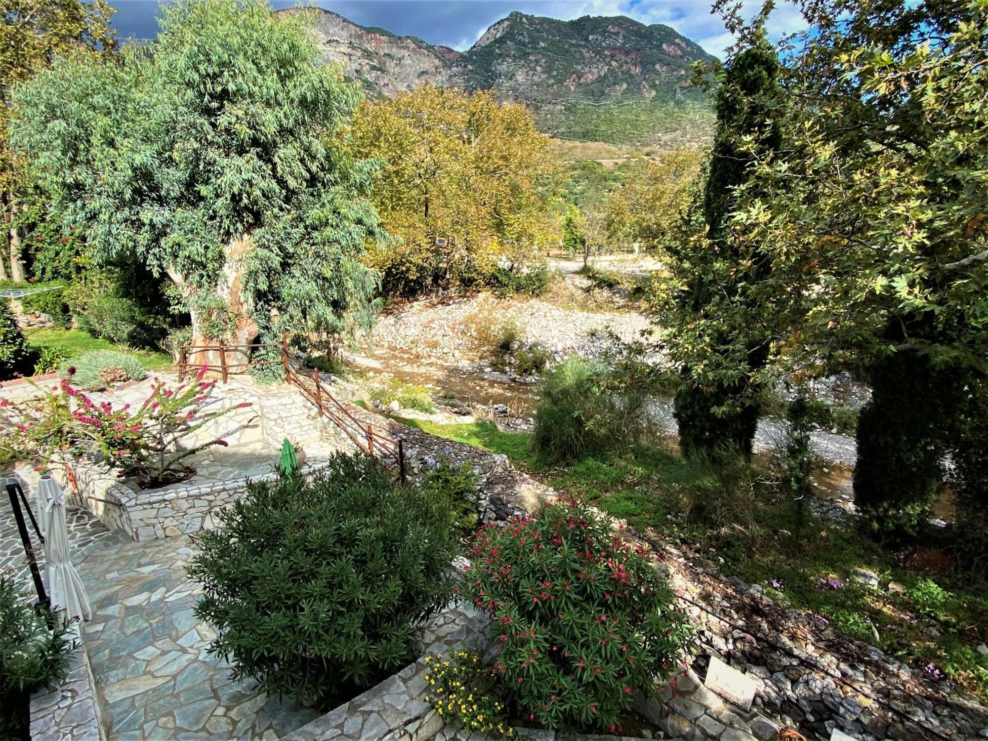 Steinturm Mit Dach-Terrasse Zwischen Fluss, Meer Und Gebirge- Spiti Pirgos Paralia Sergoulas Exterior photo